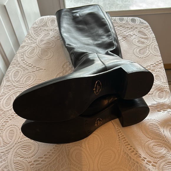 Prada Leather boots below the knee. Women’s size 8 . - Picture 6 of 16